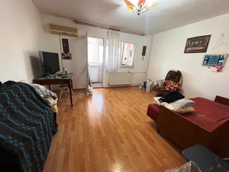 Titan, 5 minute metrou Costin Georgian, Piata Minis