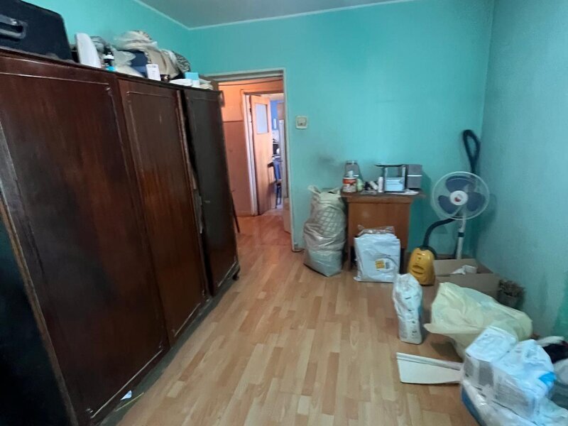 Titan, 5 minute metrou Costin Georgian, Piata Minis